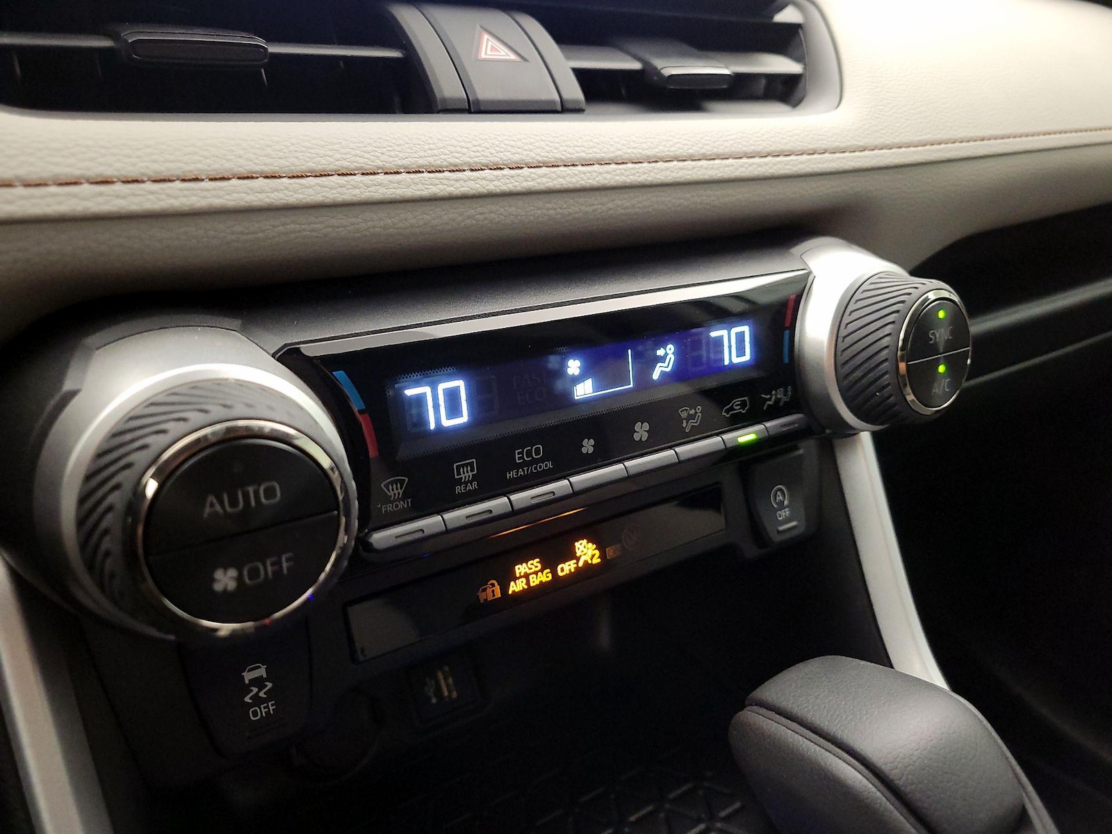2025 Toyota RAV4 XLE - Photo 17