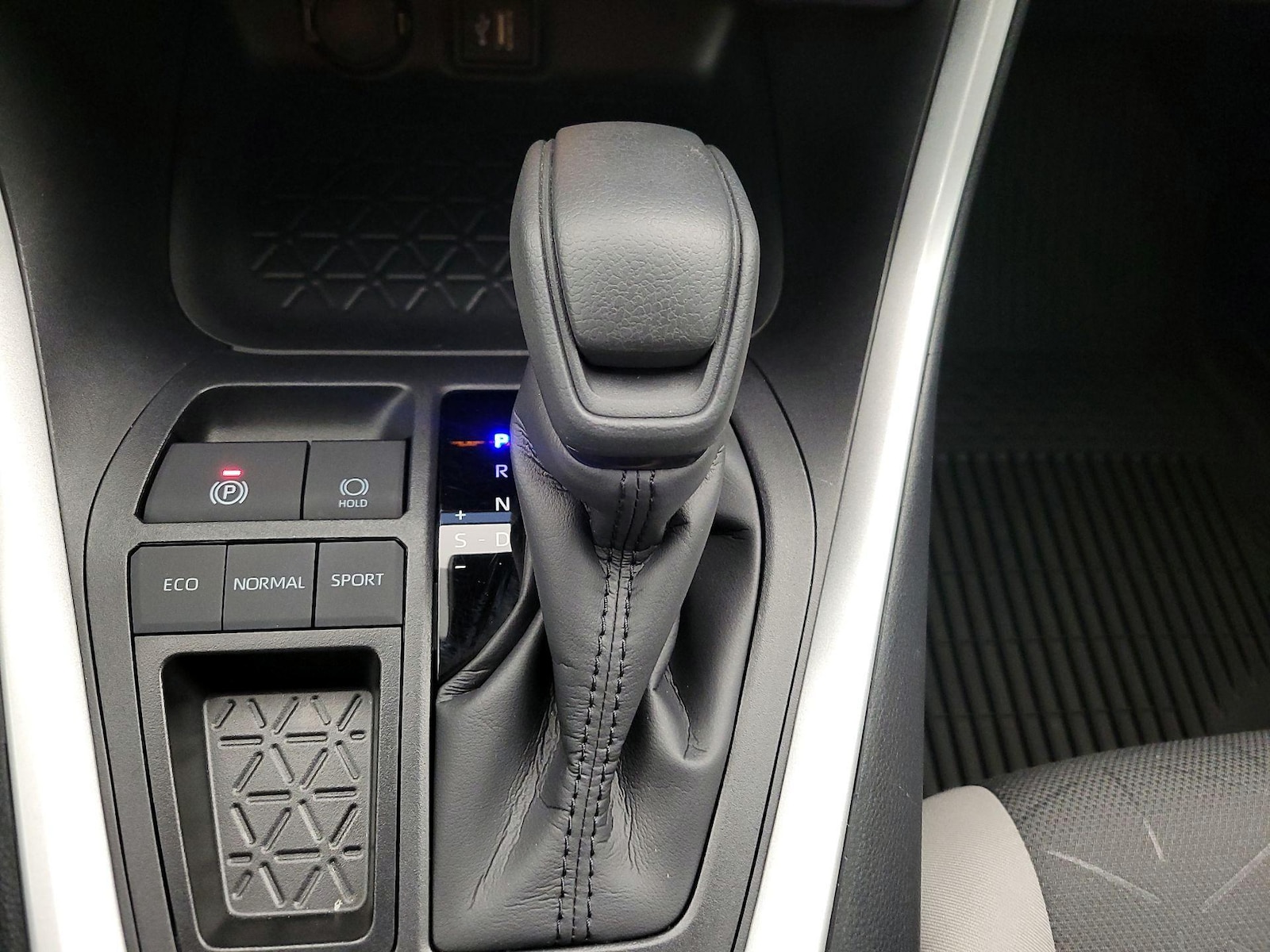 2025 Toyota RAV4 XLE - Photo 18