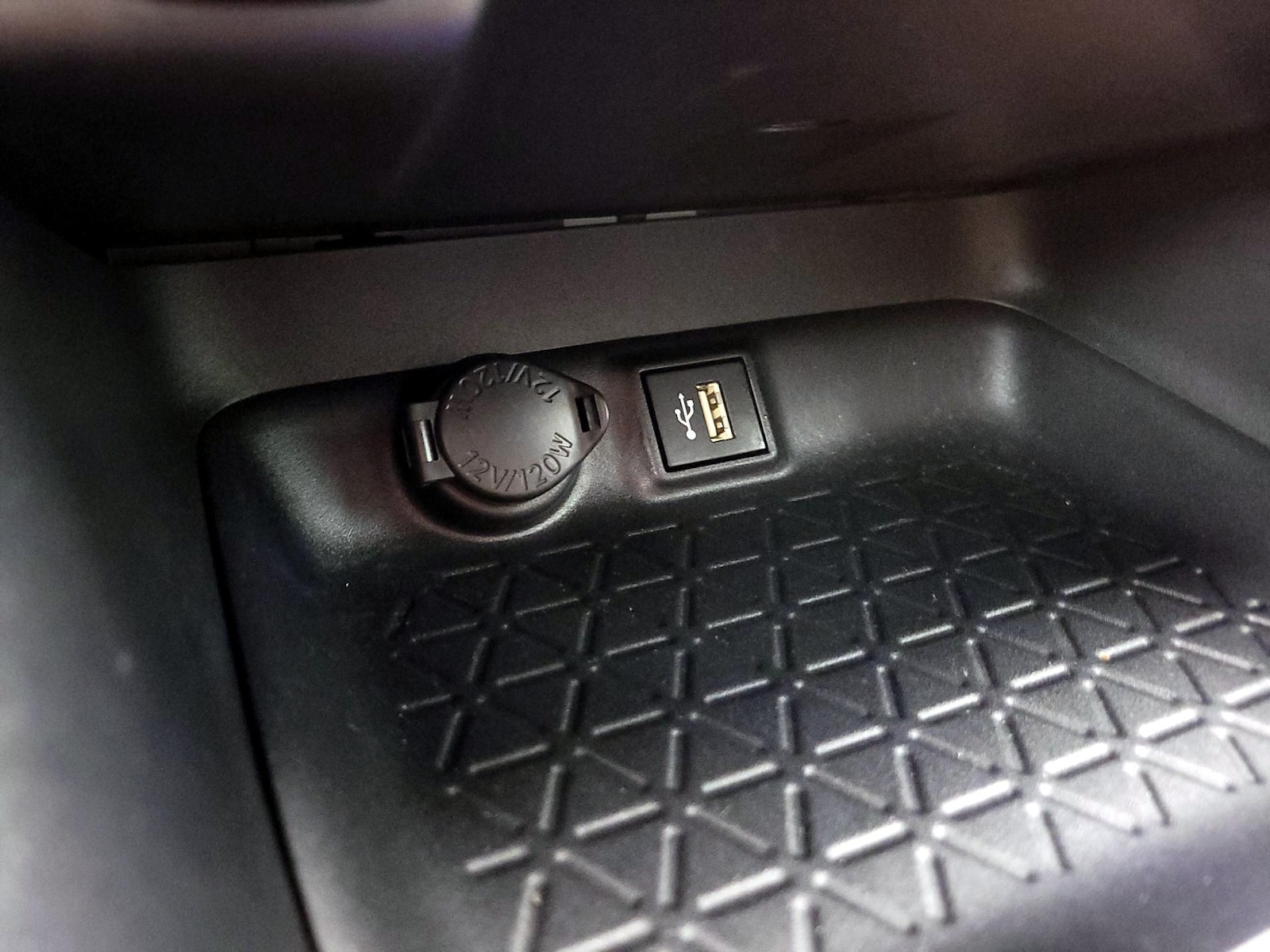2025 Toyota RAV4 XLE - Photo 19