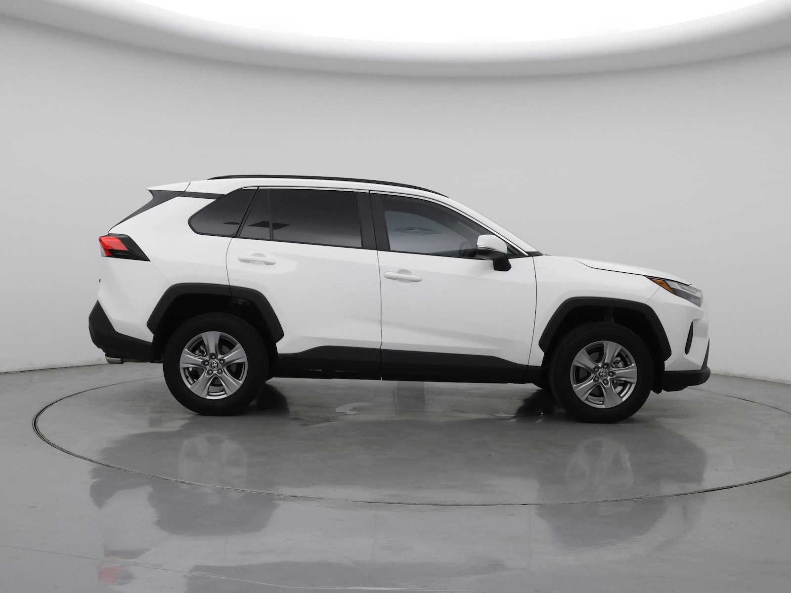 2025 Toyota RAV4 XLE - Photo 8