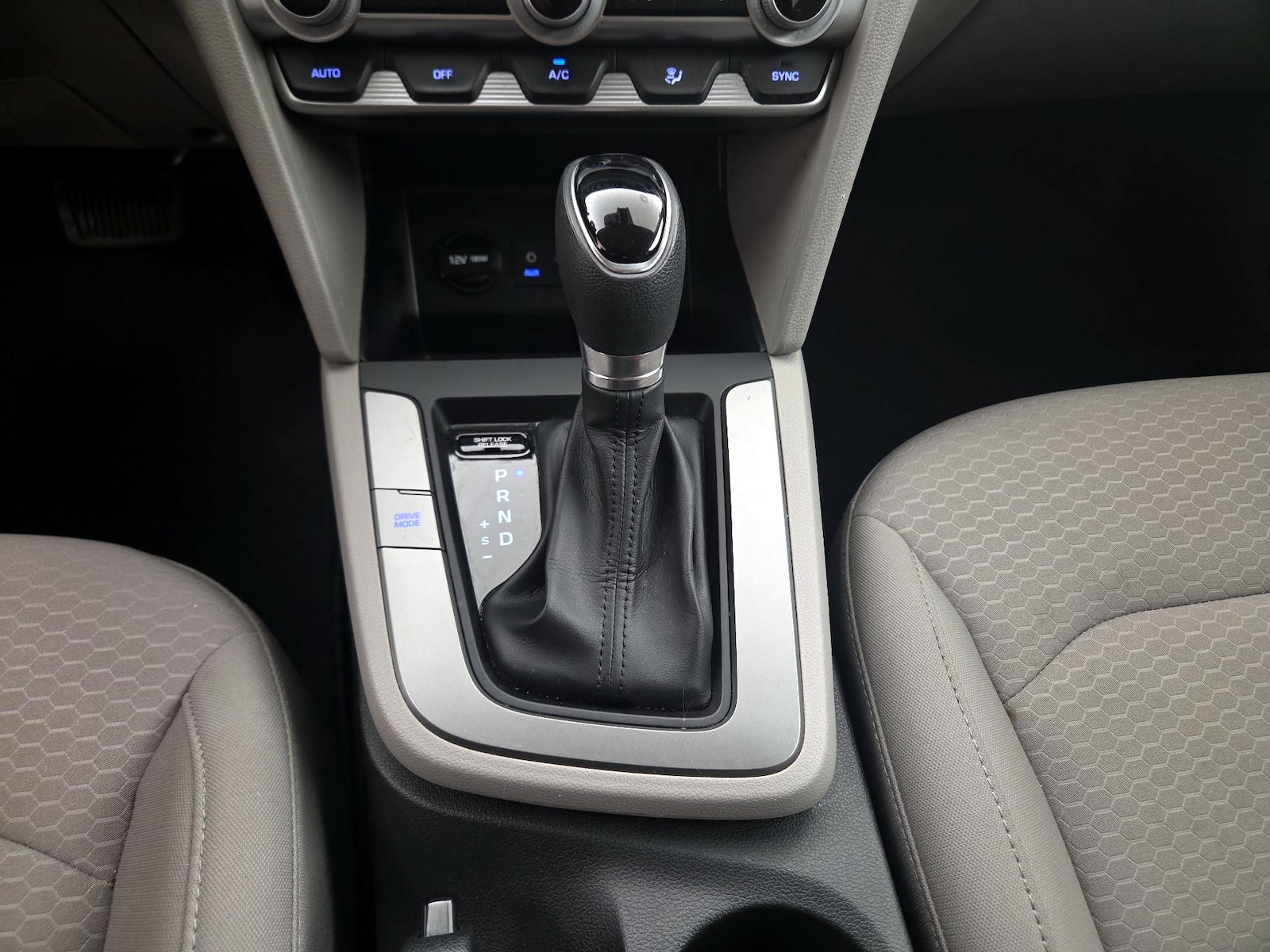 2020 Hyundai Elantra SE - Photo 18