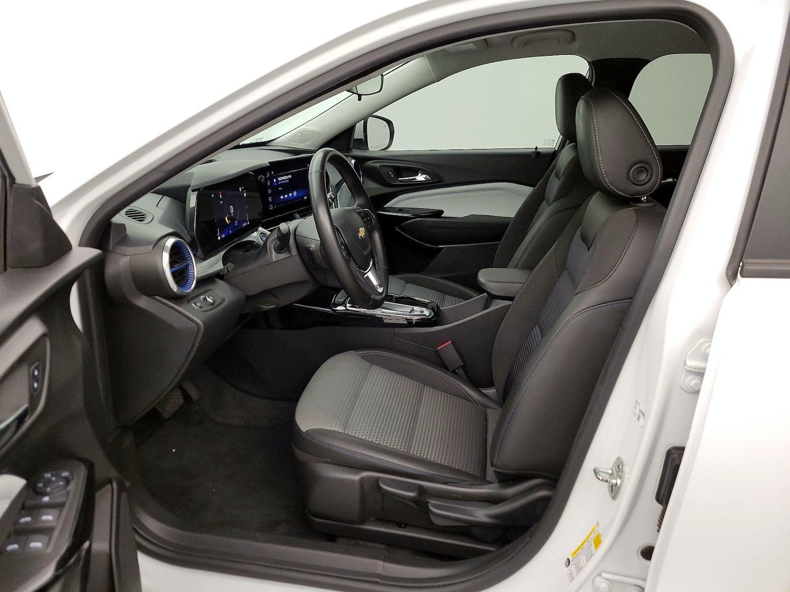 2025 Chevrolet Trax LT - Photo 12