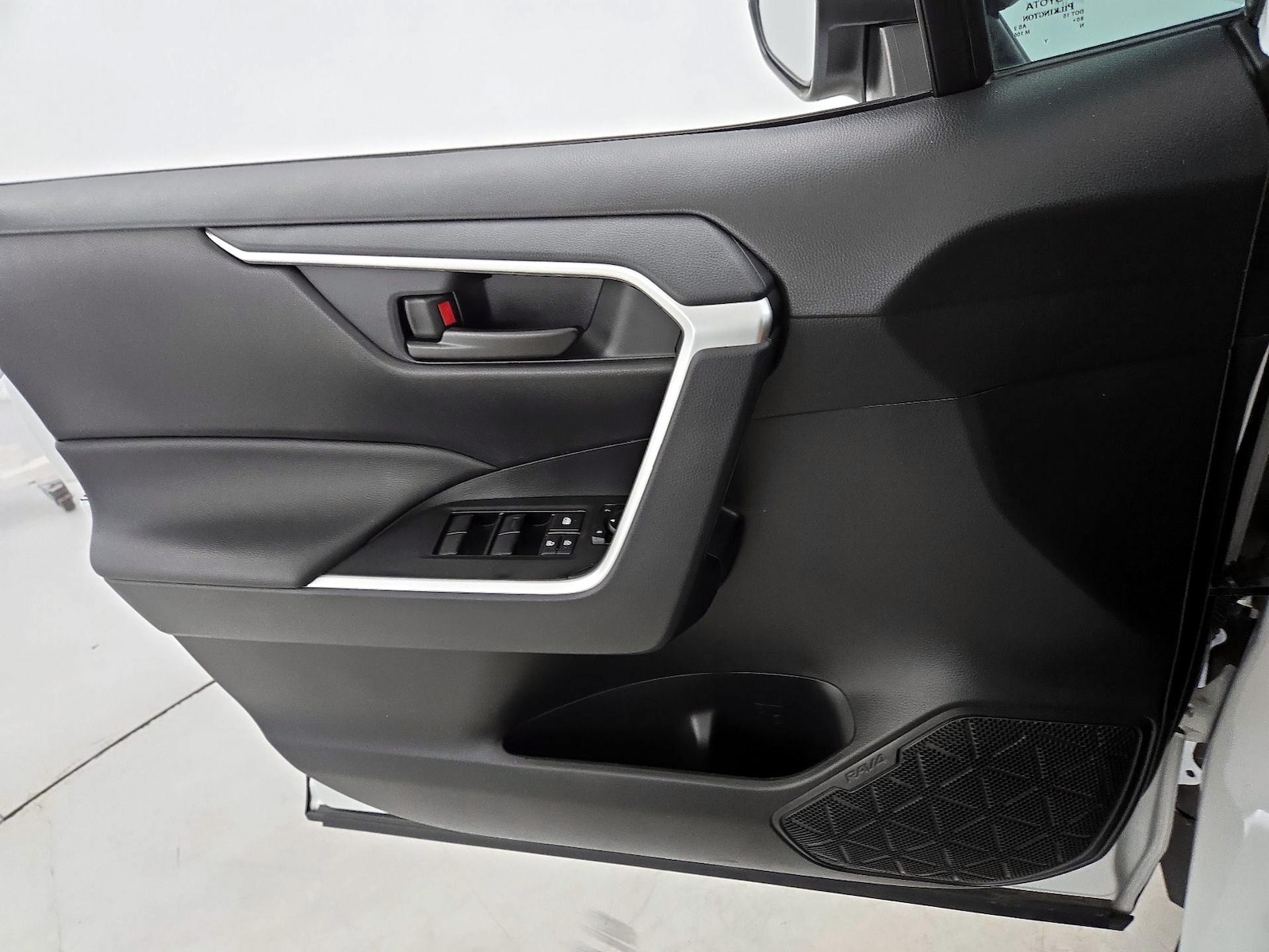 2025 Toyota RAV4 LE - Photo 13