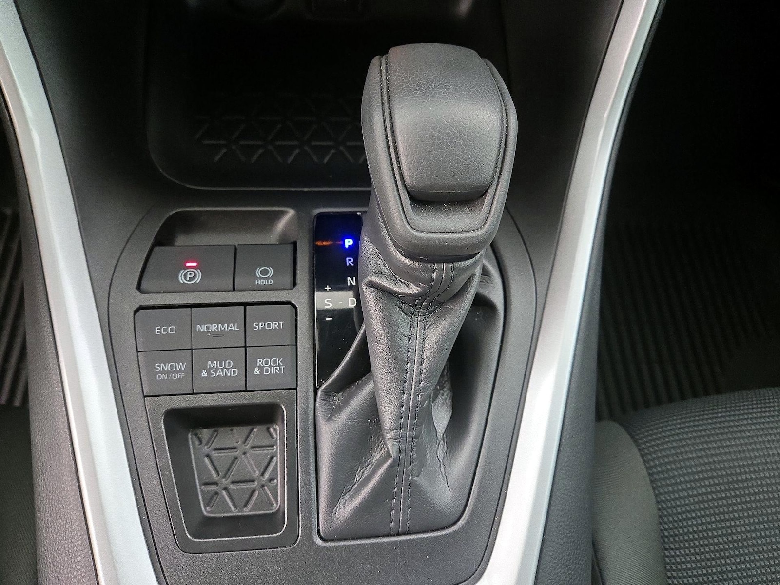 2025 Toyota RAV4 LE - Photo 18