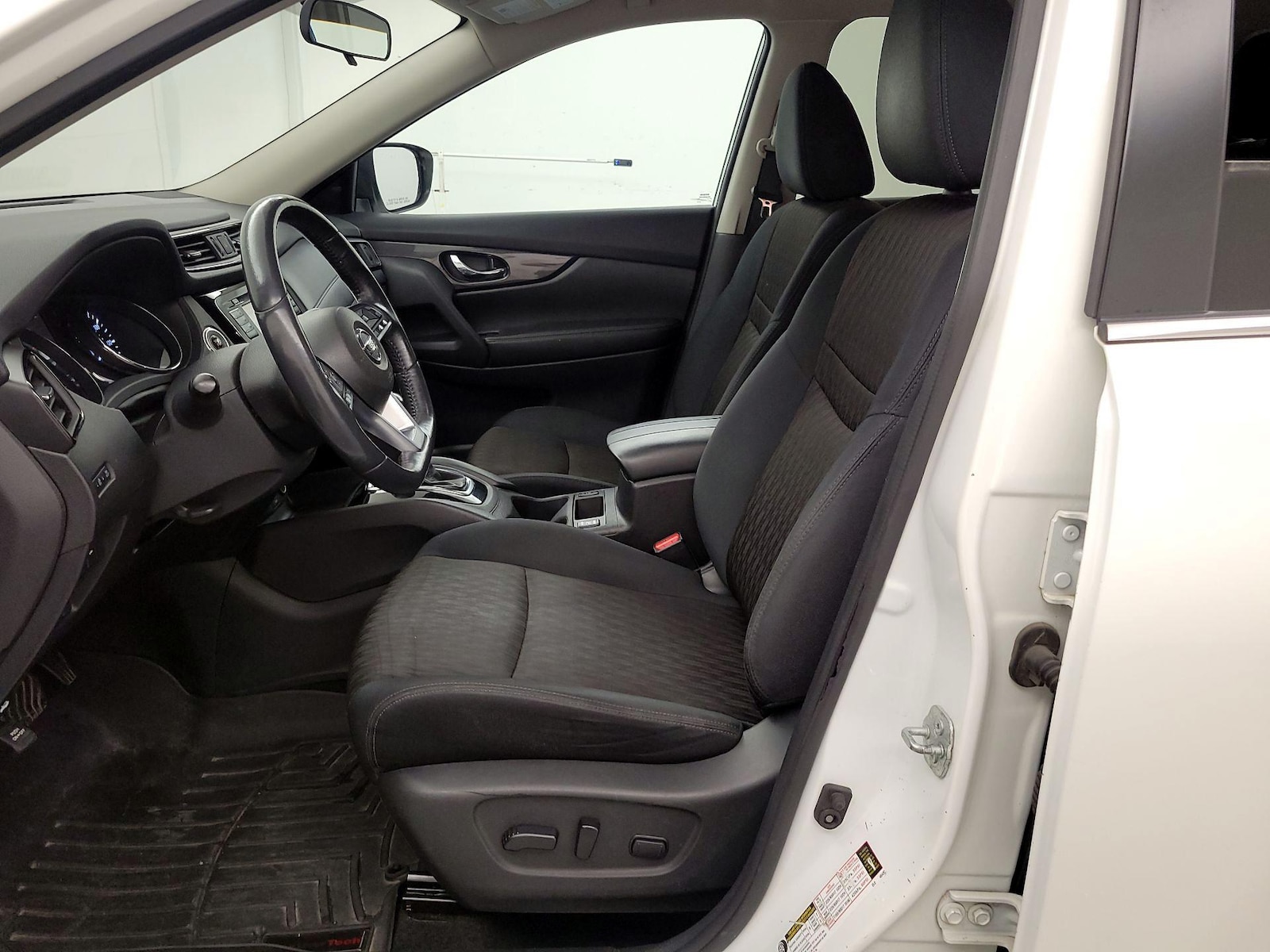 2017 Nissan Rogue SV - Photo 12