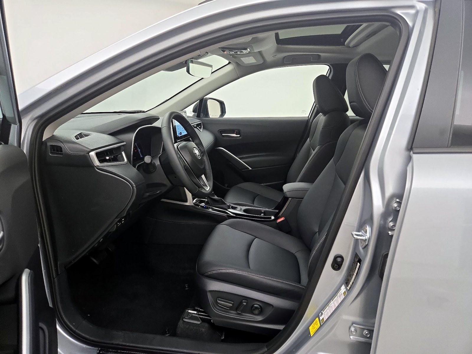2025 Toyota Corolla Cross XLE - Photo 12
