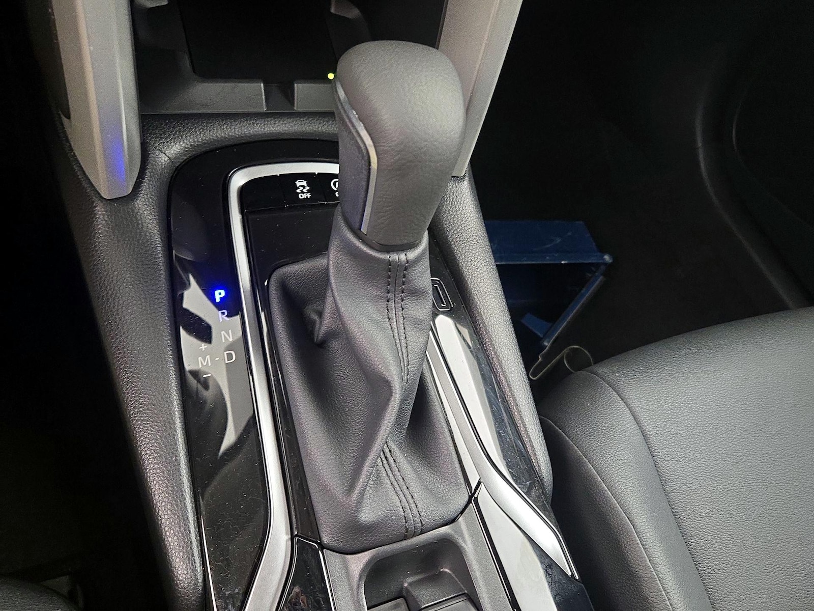 2025 Toyota Corolla Cross XLE - Photo 18