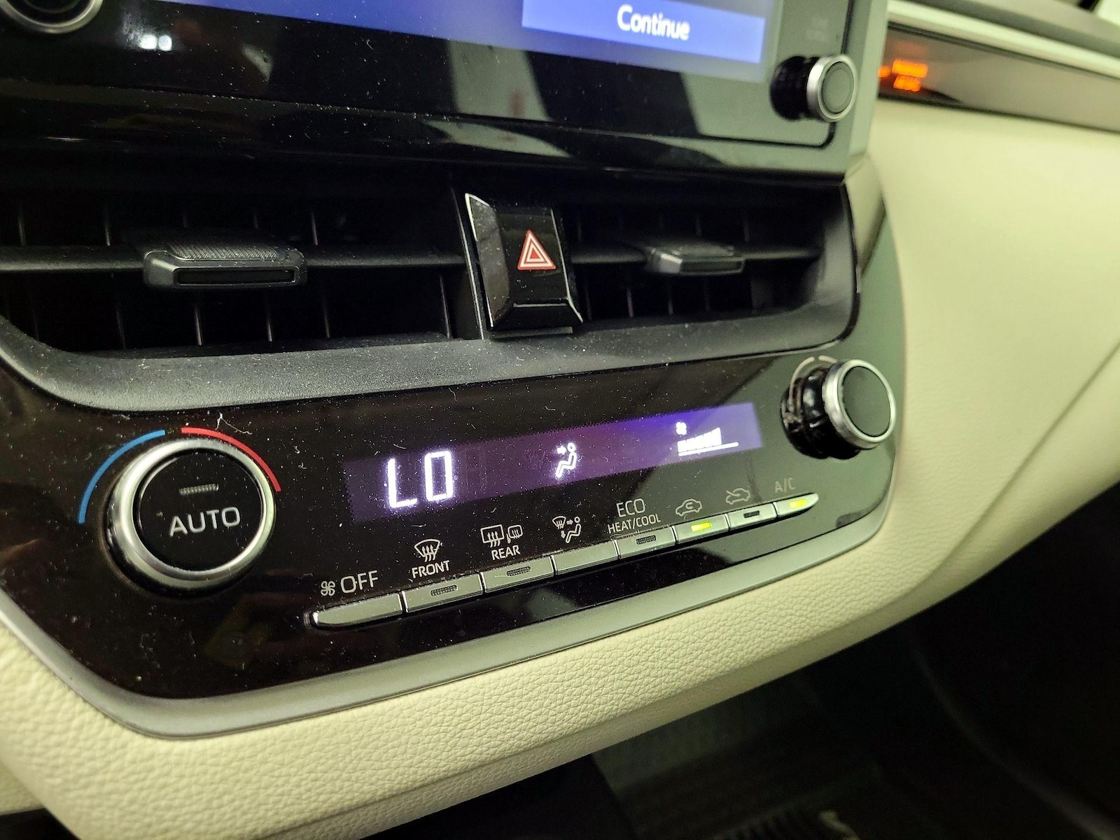 2020 Toyota Corolla LE - Photo 17