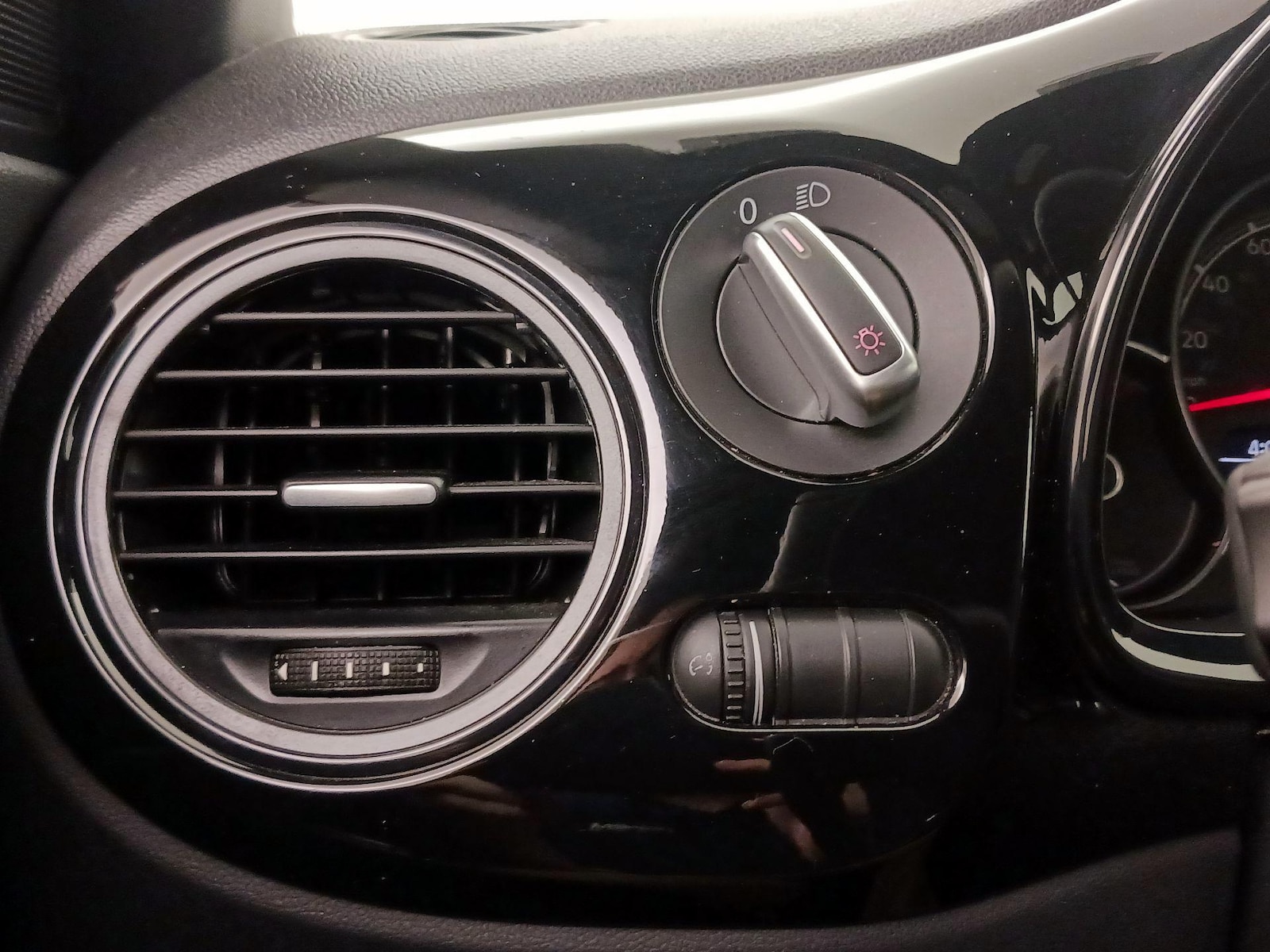 2019 Volkswagen Beetle S - Photo 14
