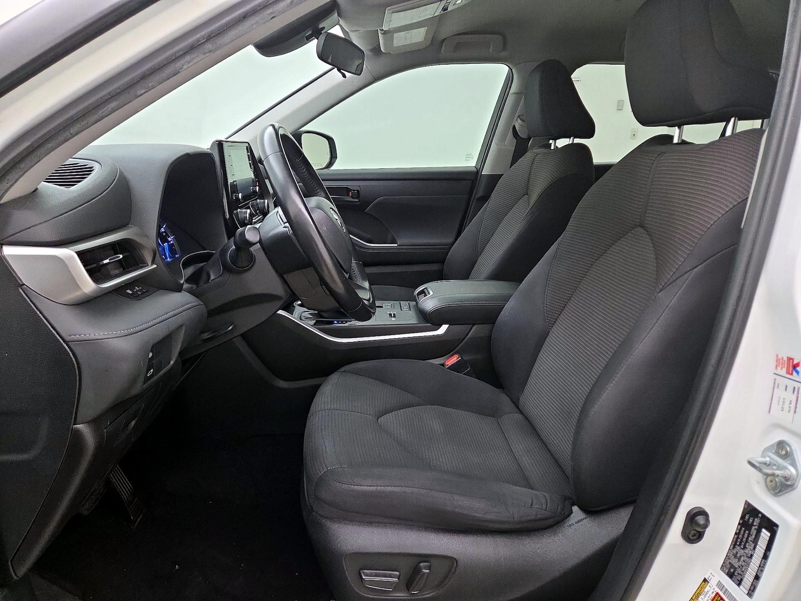 2022 Toyota Highlander LE - Photo 12