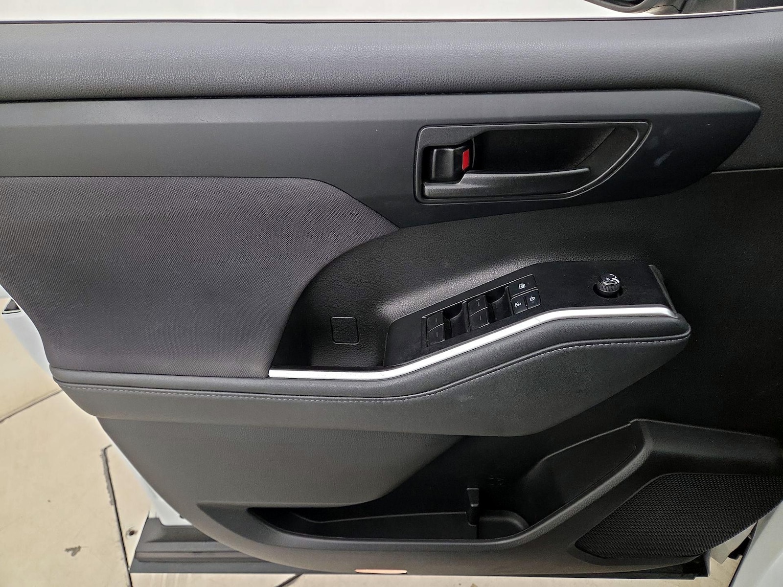 2022 Toyota Highlander LE - Photo 13
