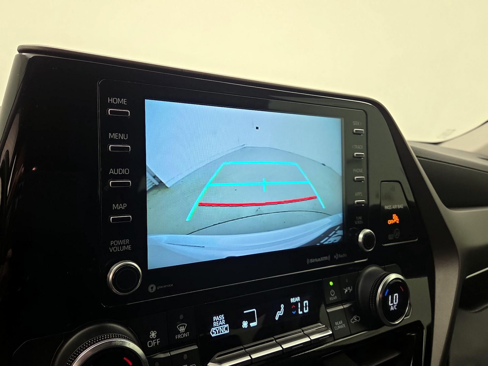 2022 Toyota Highlander LE - Photo 15
