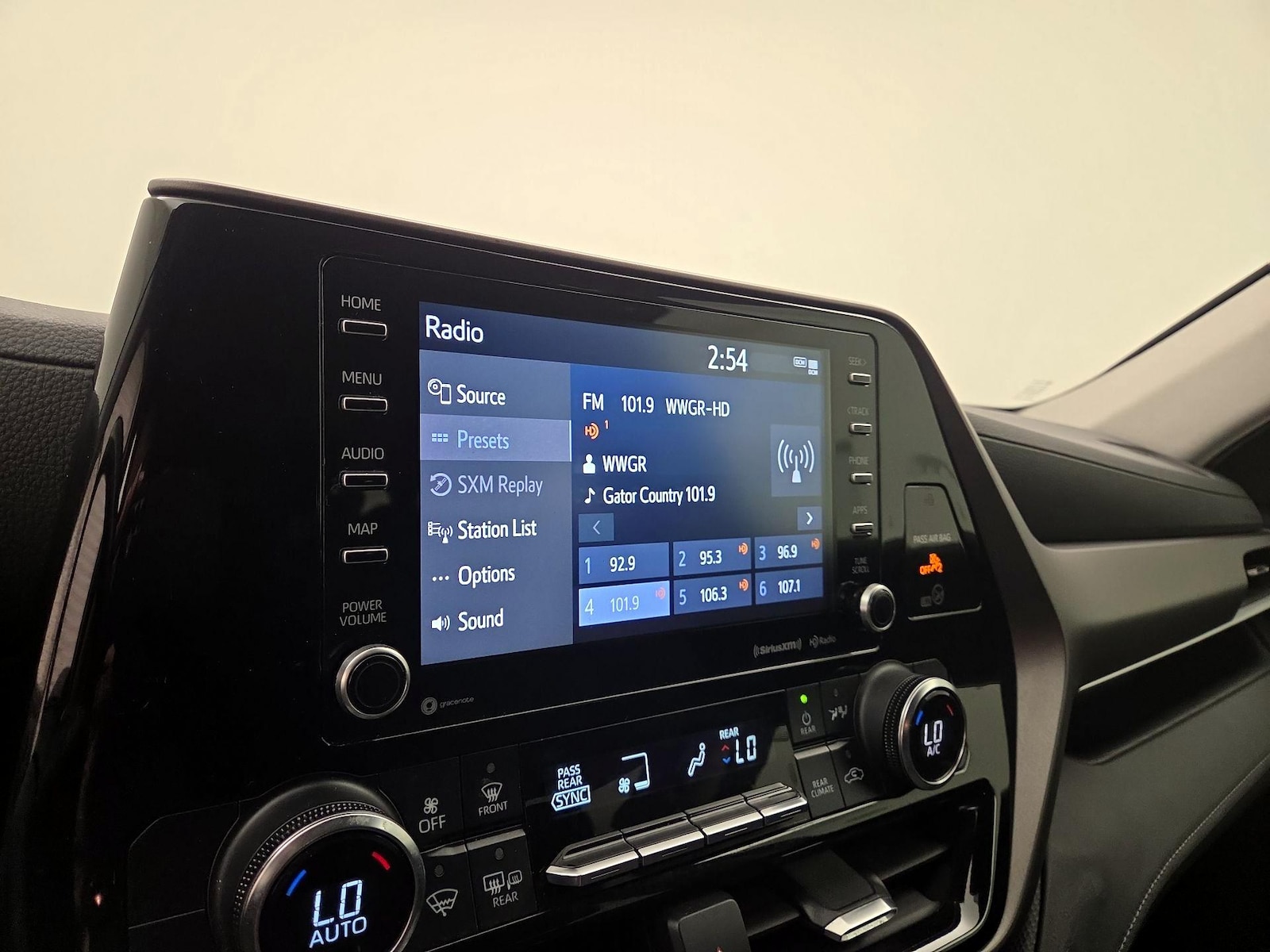 2022 Toyota Highlander LE - Photo 16