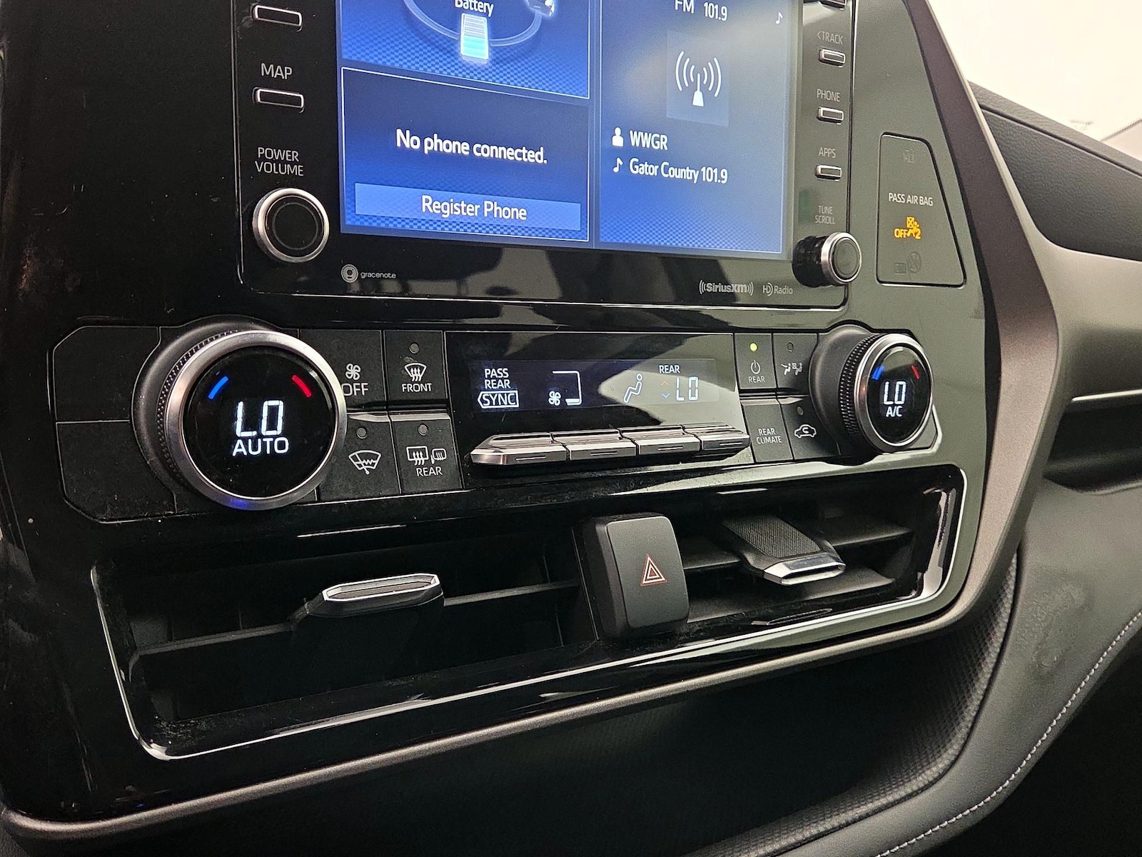 2022 Toyota Highlander LE - Photo 17