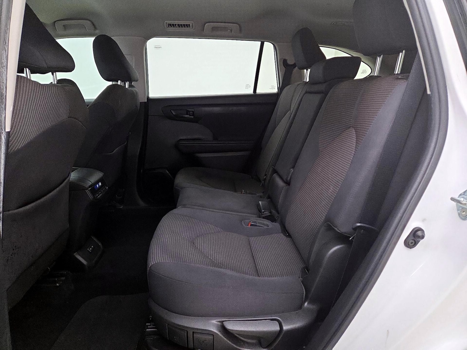 2022 Toyota Highlander LE - Photo 20