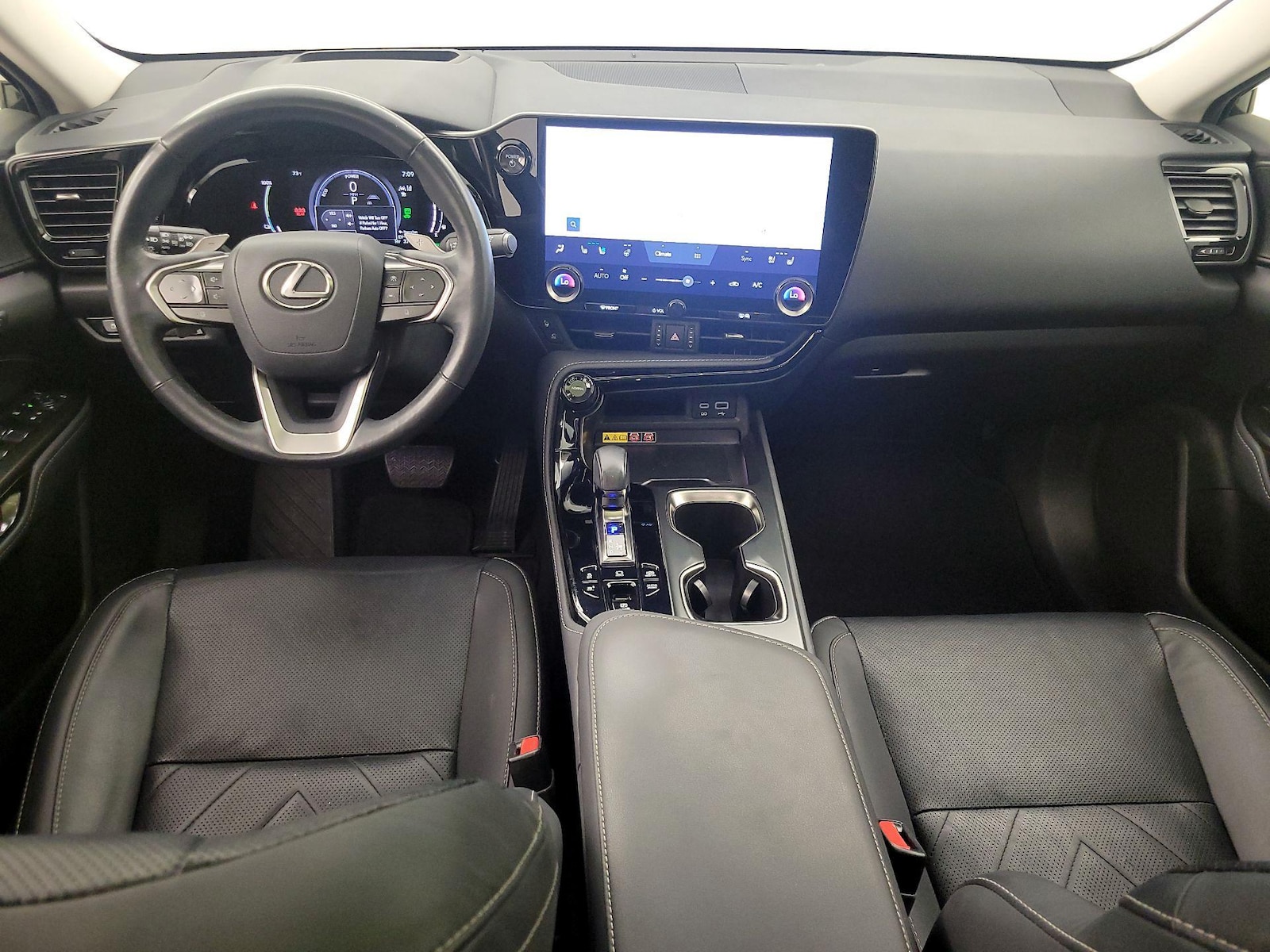 2025 Lexus NX PHEV 450h+ - Photo 10