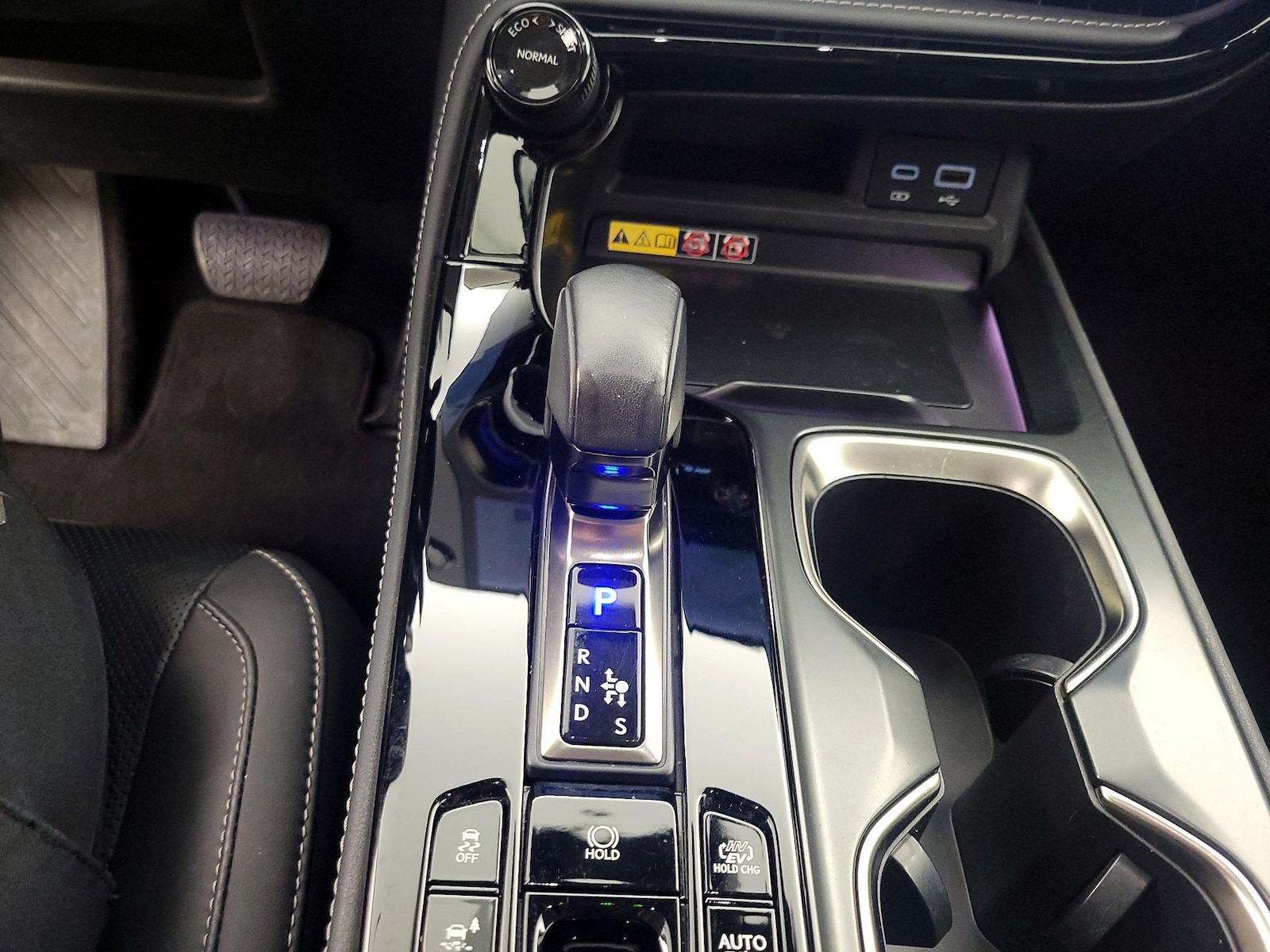 2025 Lexus NX PHEV 450h+ - Photo 19