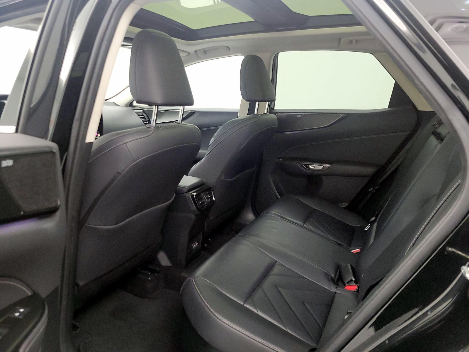 2025 Lexus NX PHEV 450h+ - Photo 22
