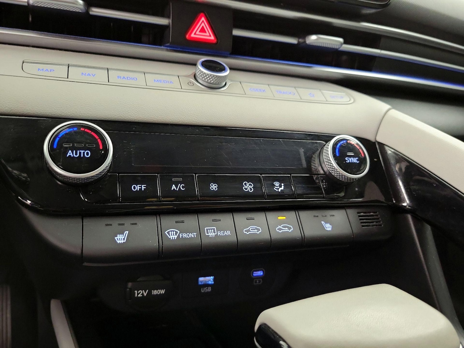 2024 Hyundai Elantra Limited - Photo 18