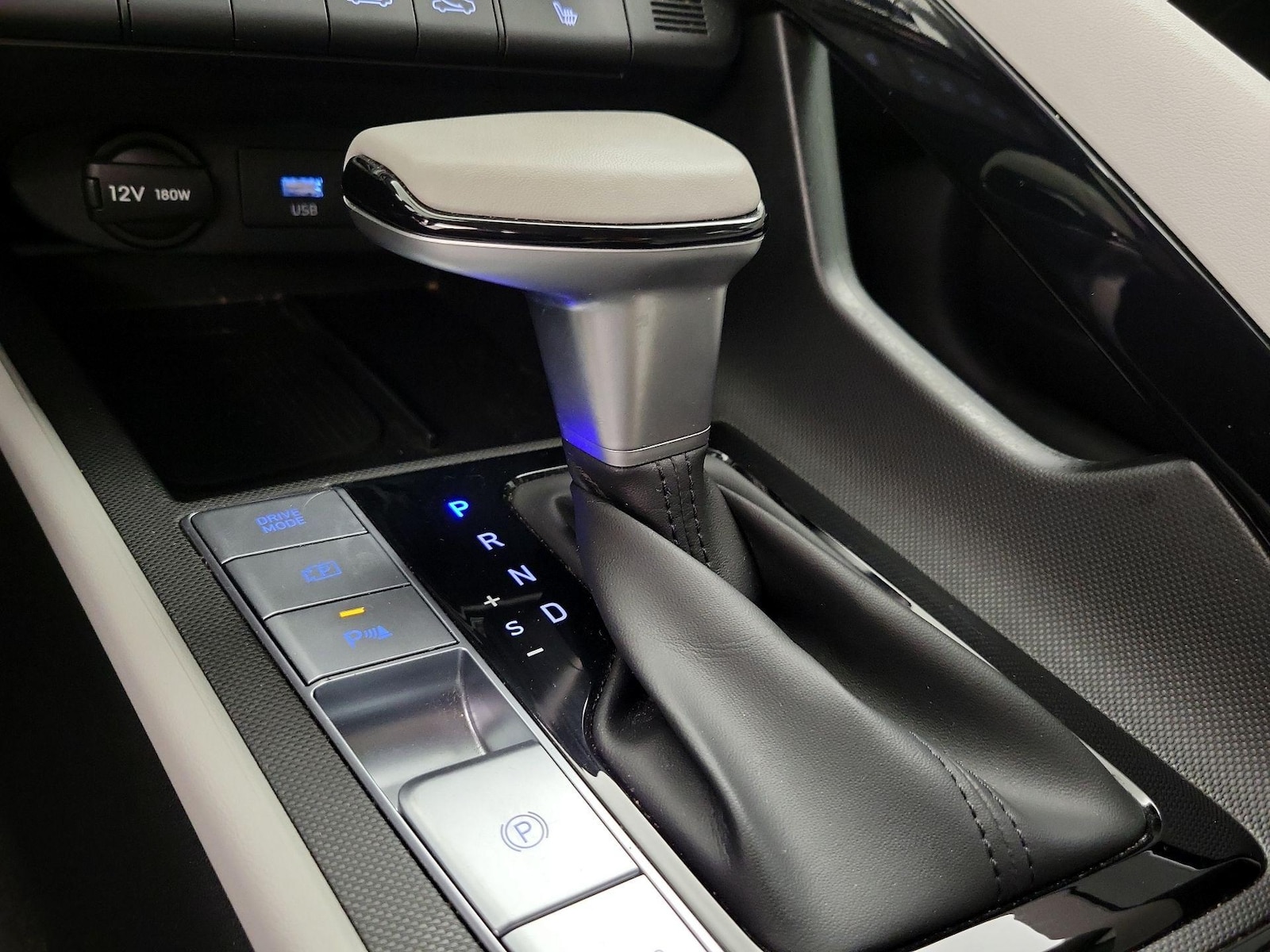 2024 Hyundai Elantra Limited - Photo 19