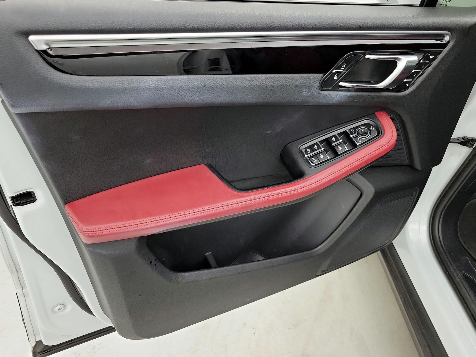 2024 Porsche Macan T - Photo 13