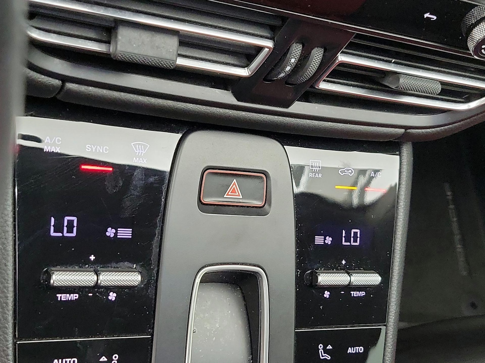 2024 Porsche Macan T - Photo 18