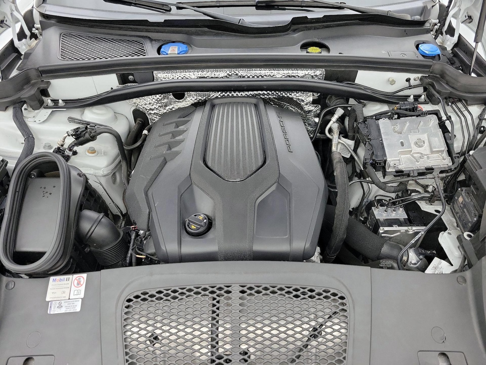 2024 Porsche Macan T - Photo 25