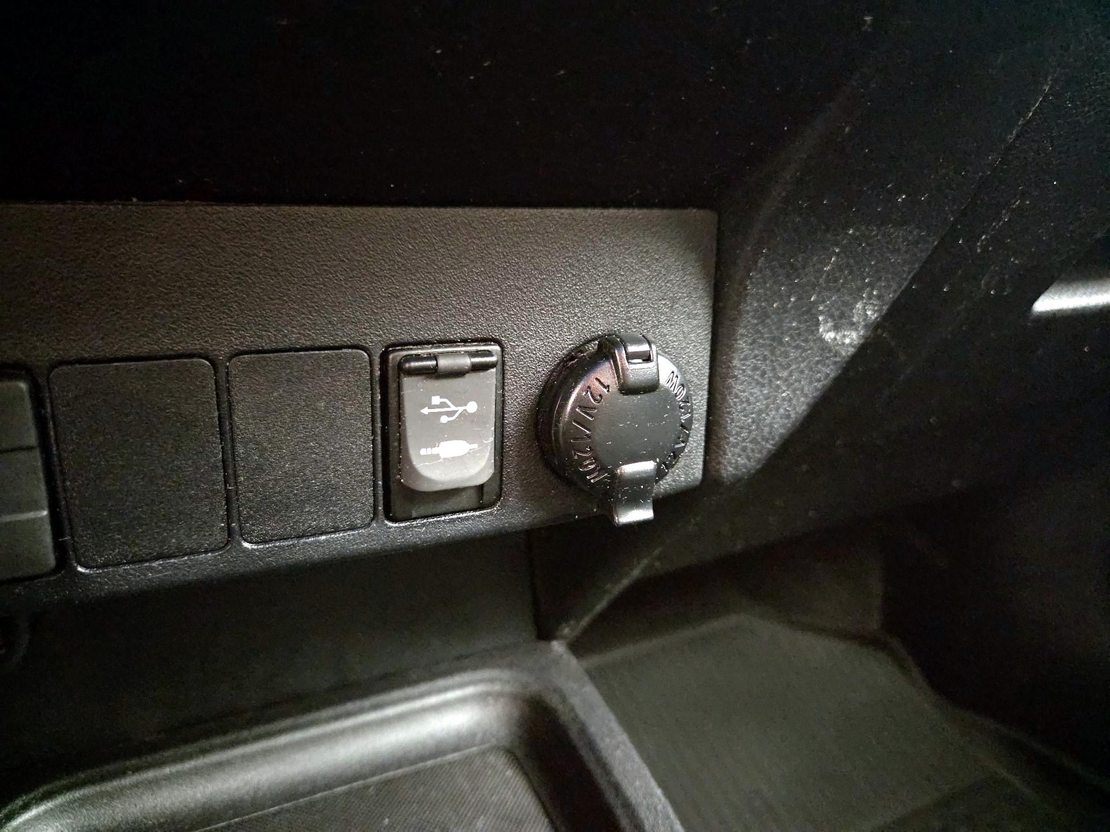 2017 Toyota RAV4 Limited - Photo 19
