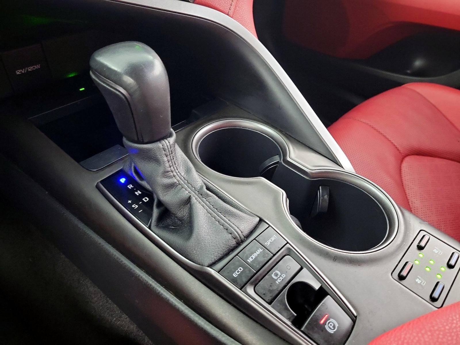 2022 Toyota Camry XSE - Photo 17