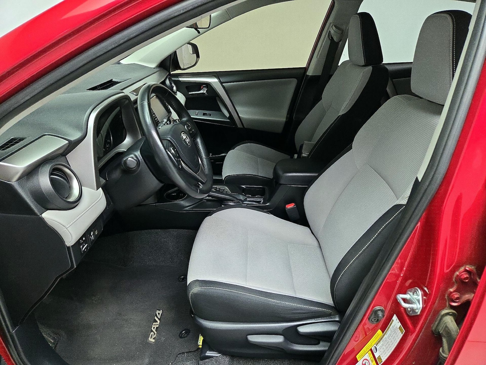 2017 Toyota RAV4 XLE - Photo 12