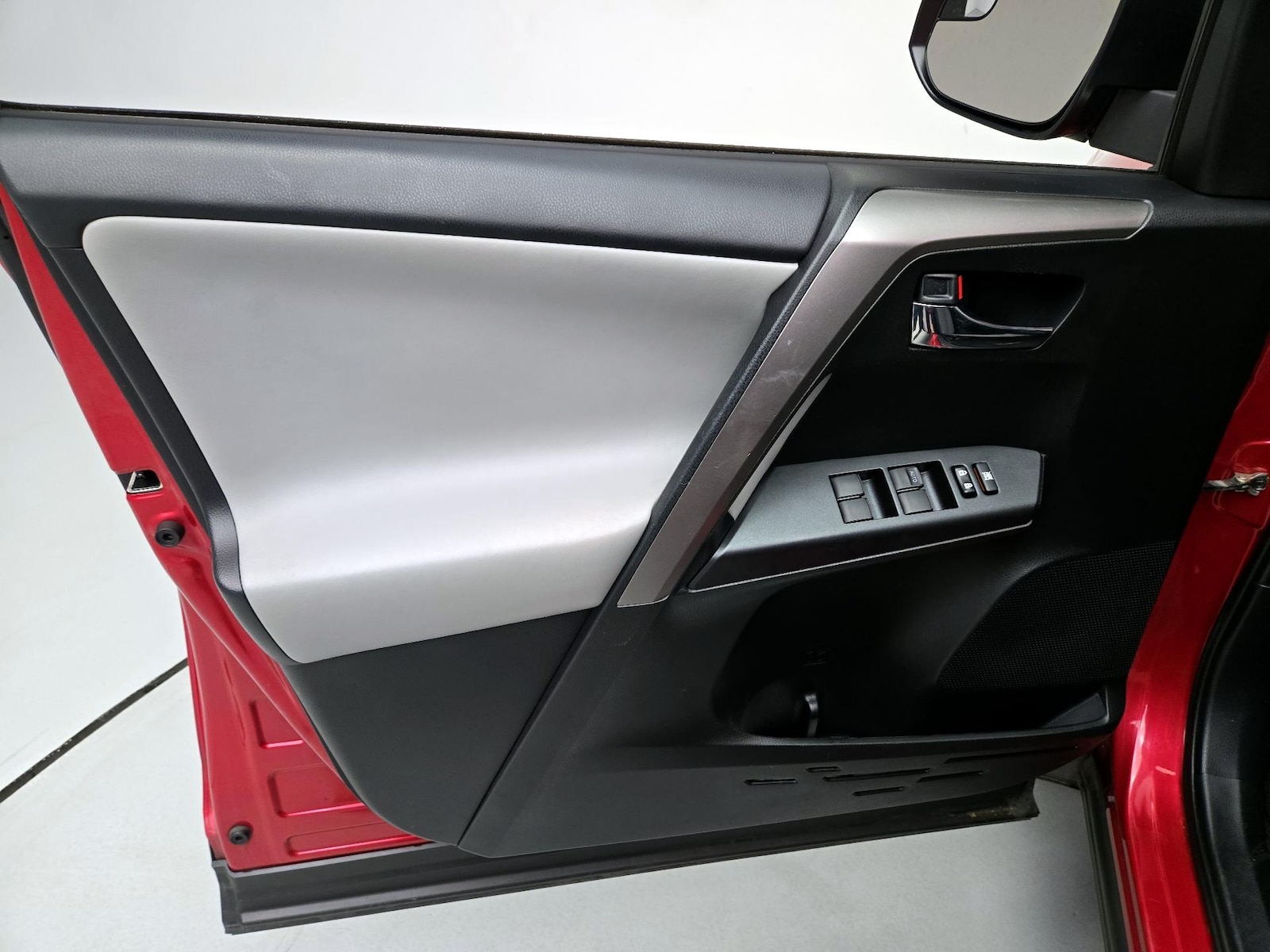 2017 Toyota RAV4 XLE - Photo 13