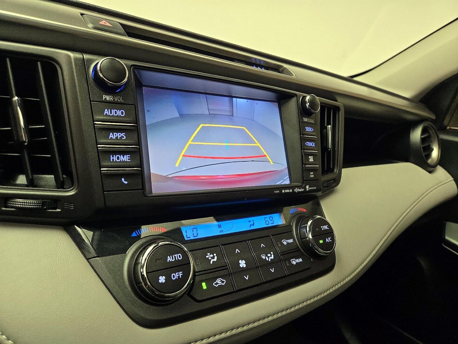 2017 Toyota RAV4 XLE - Photo 15