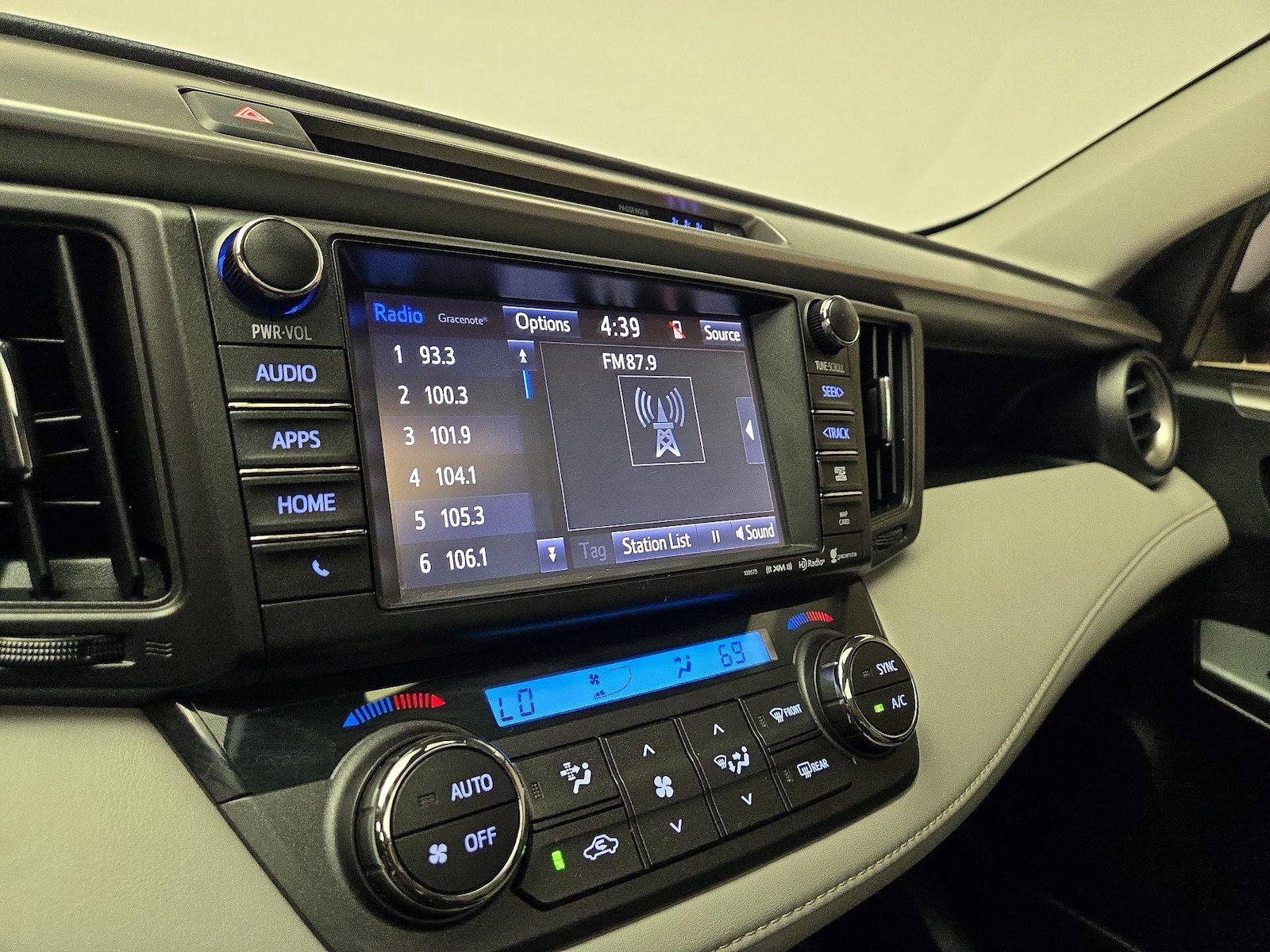 2017 Toyota RAV4 XLE - Photo 16
