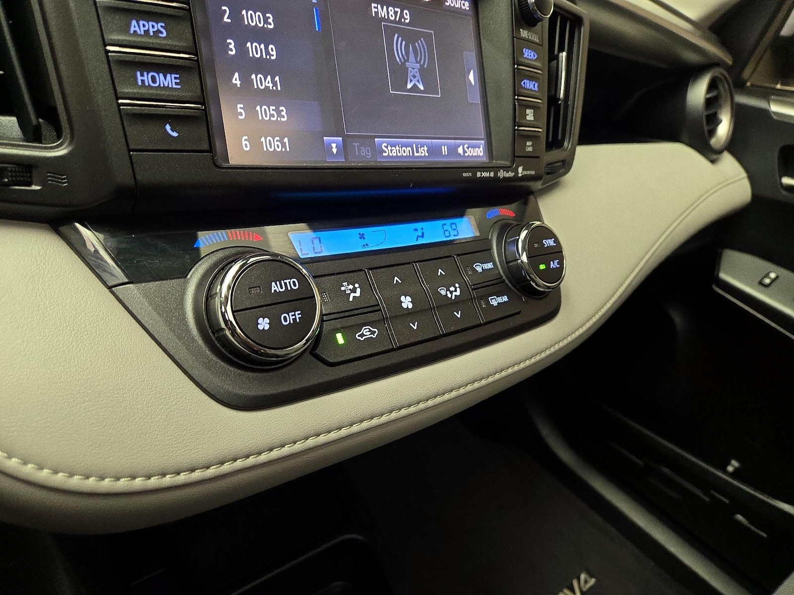 2017 Toyota RAV4 XLE - Photo 17