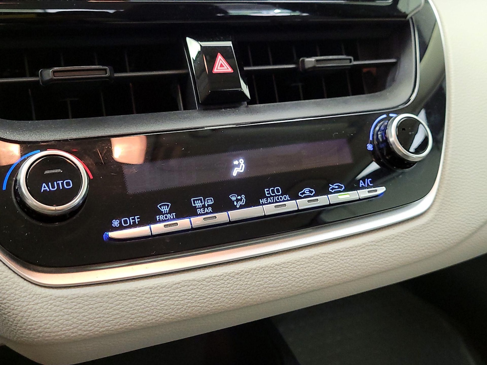 2020 Toyota Corolla LE - Photo 17