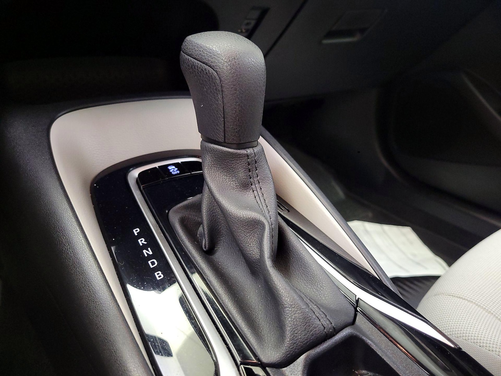 2020 Toyota Corolla LE - Photo 18