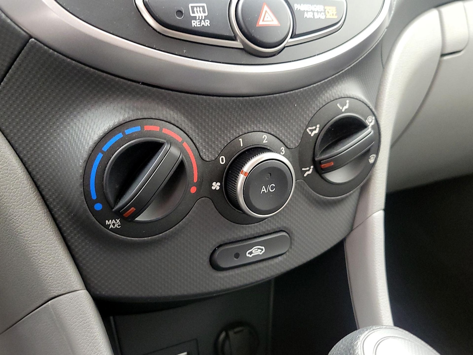2016 Hyundai Accent SE - Photo 16