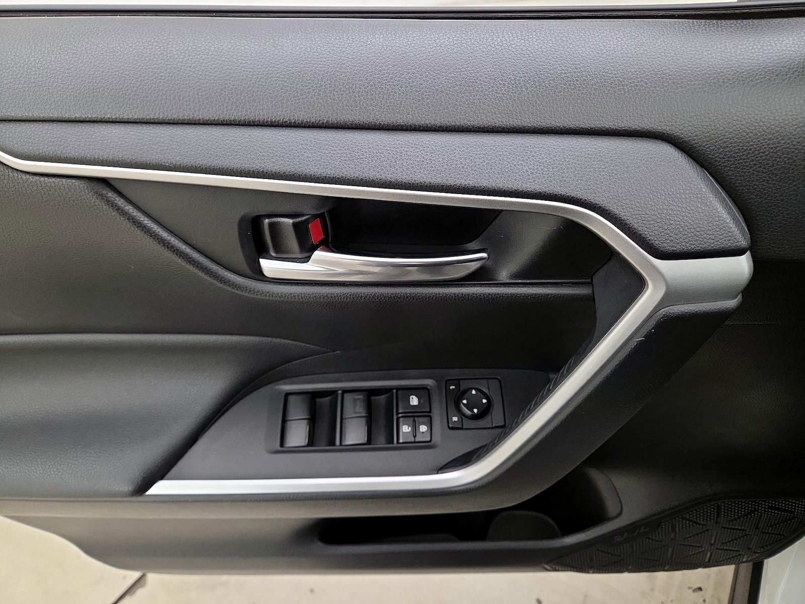 2021 Toyota RAV4 XLE - Photo 13