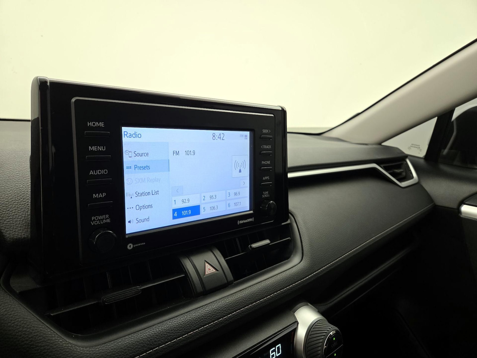 2021 Toyota RAV4 XLE - Photo 15