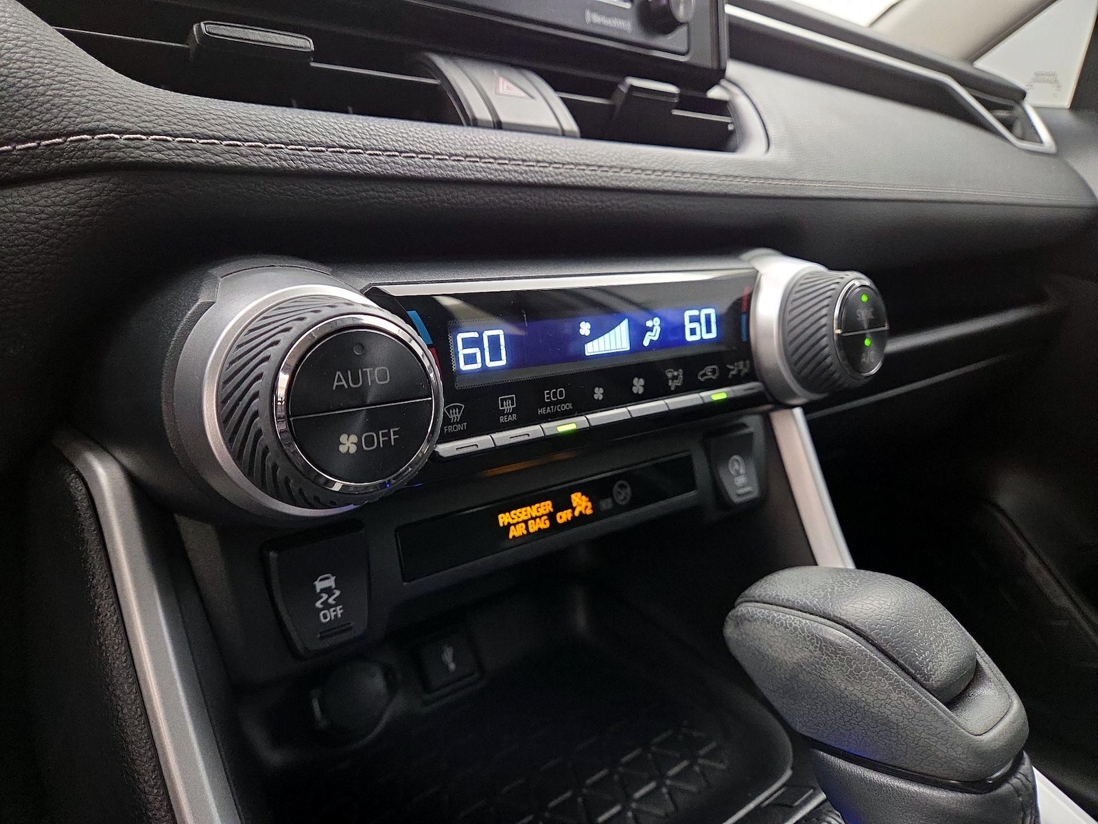 2021 Toyota RAV4 XLE - Photo 16