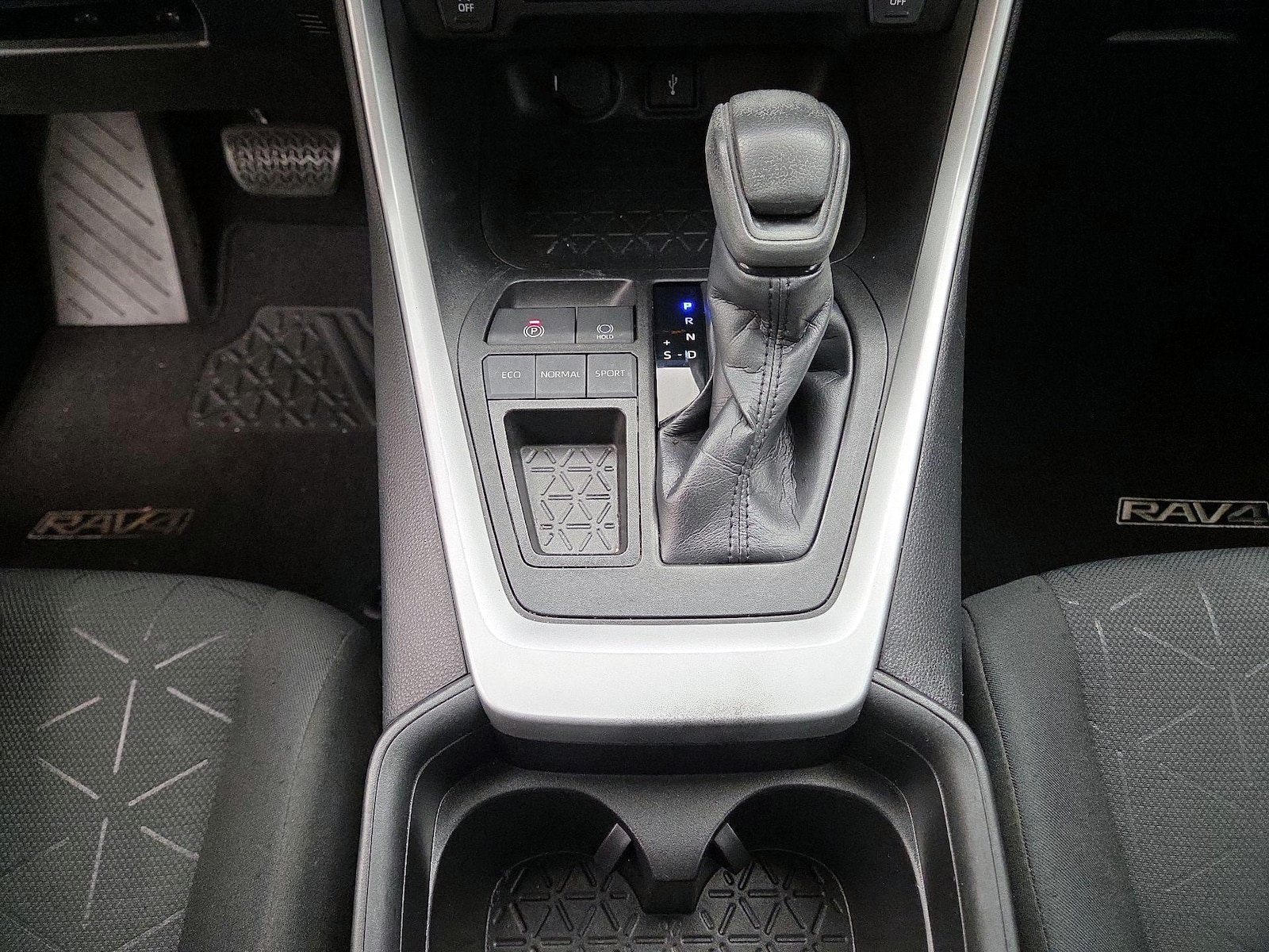 2021 Toyota RAV4 XLE - Photo 17
