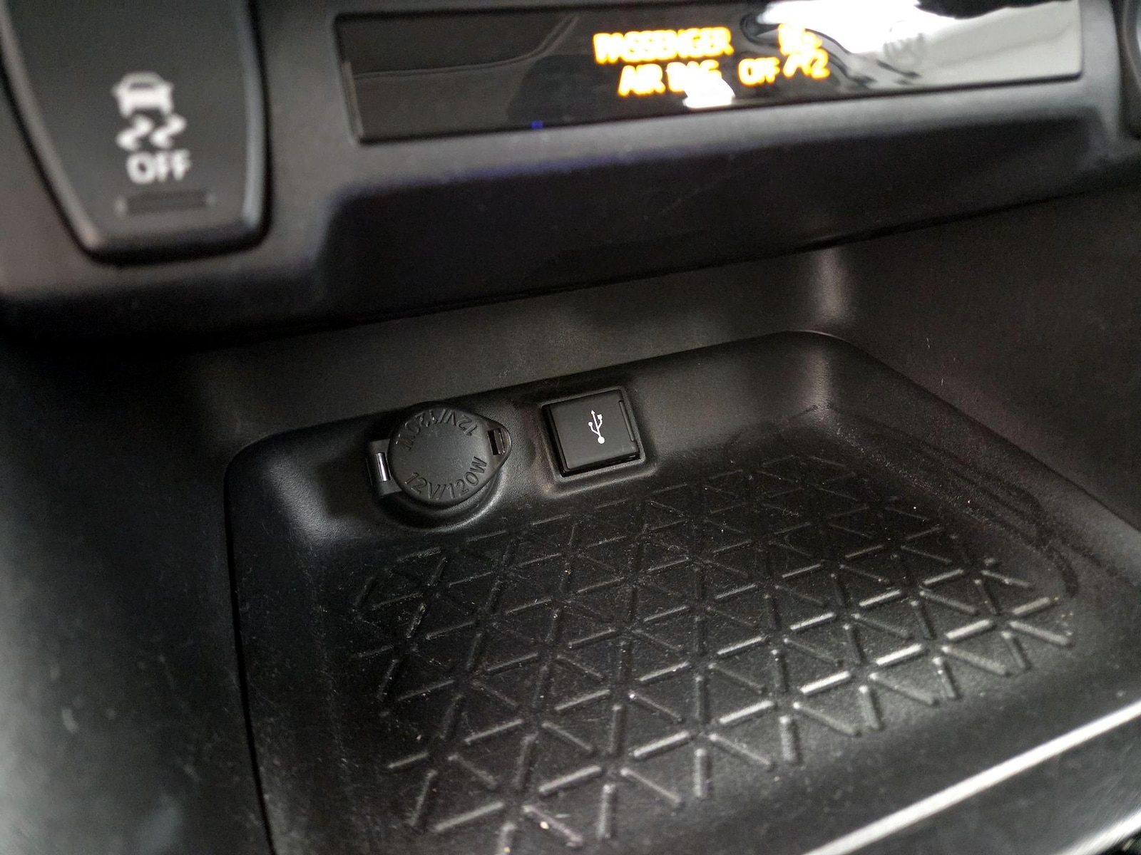 2021 Toyota RAV4 XLE - Photo 18