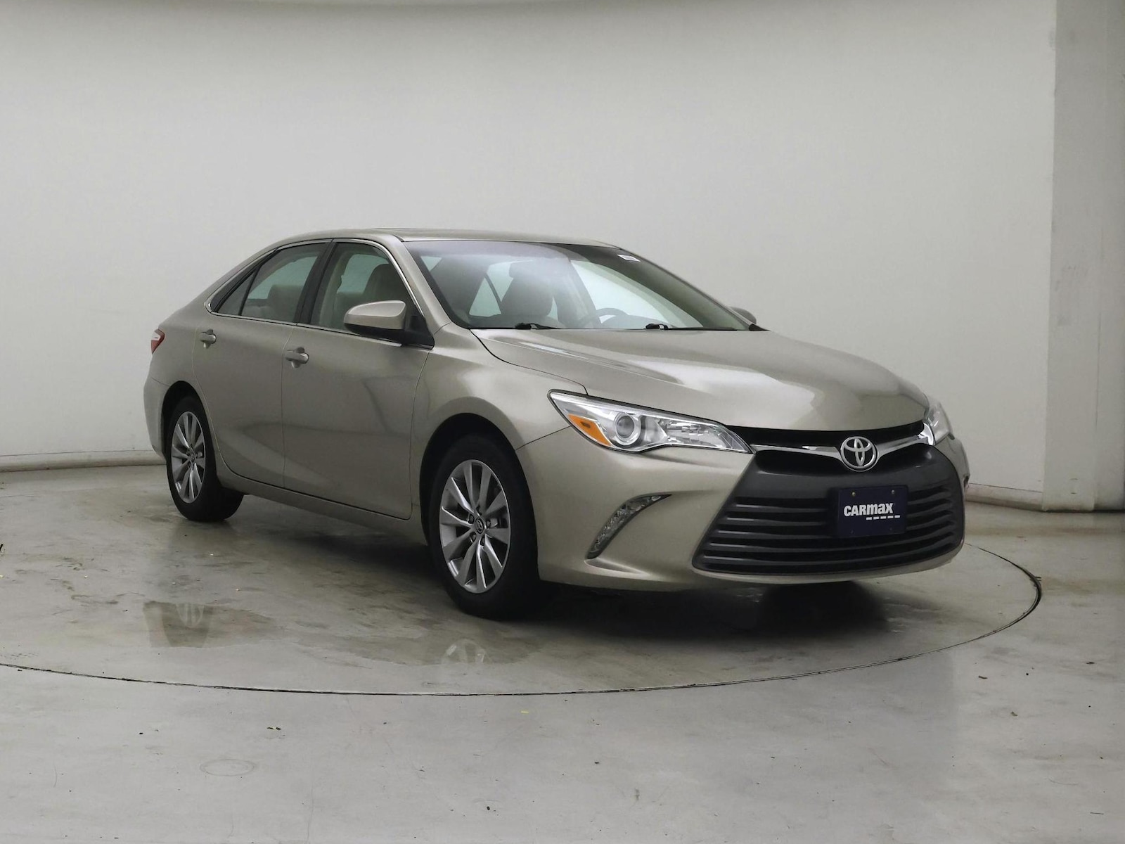 2015 Toyota Camry XLE - Photo 2