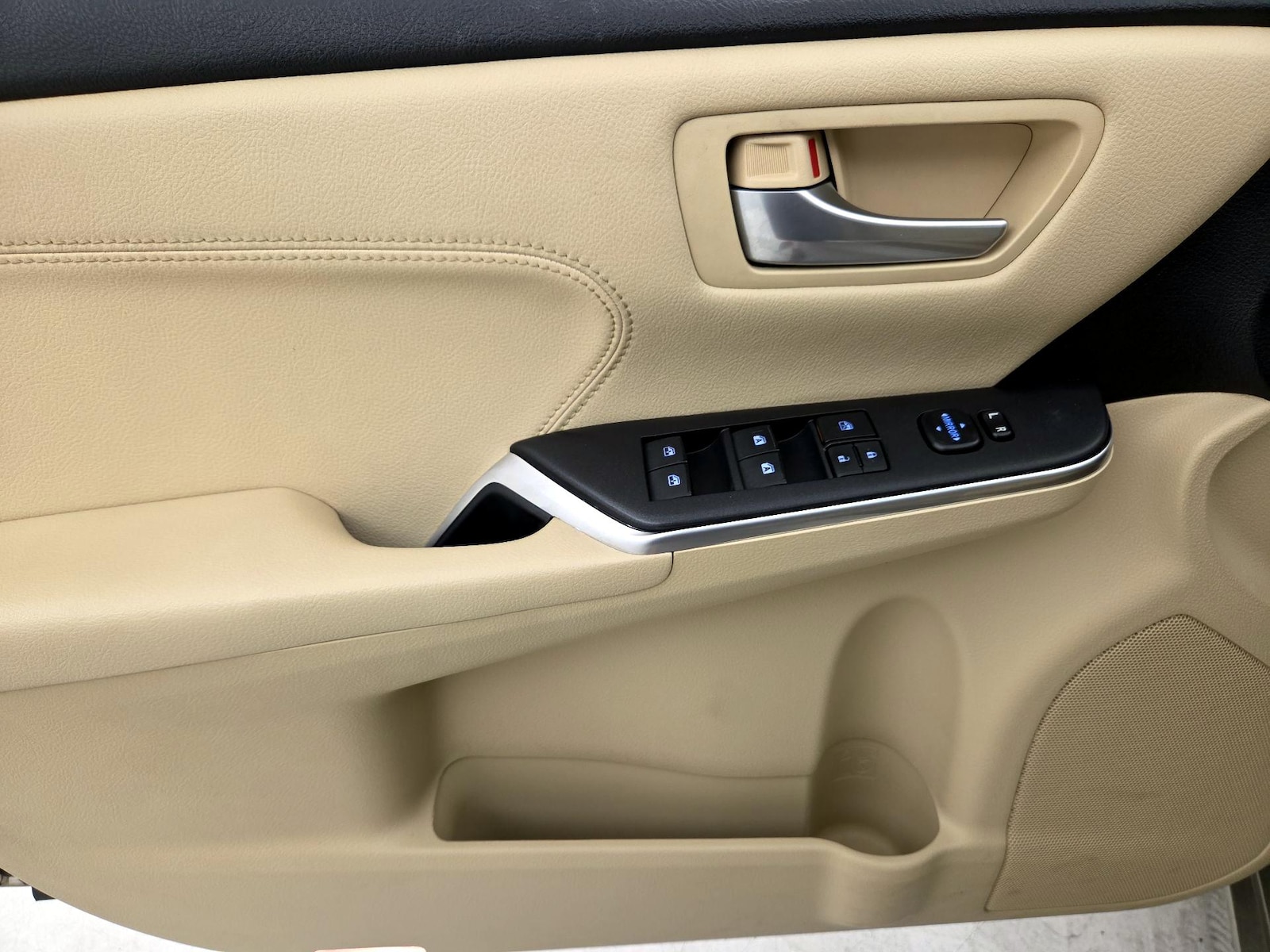 2015 Toyota Camry XLE - Photo 13