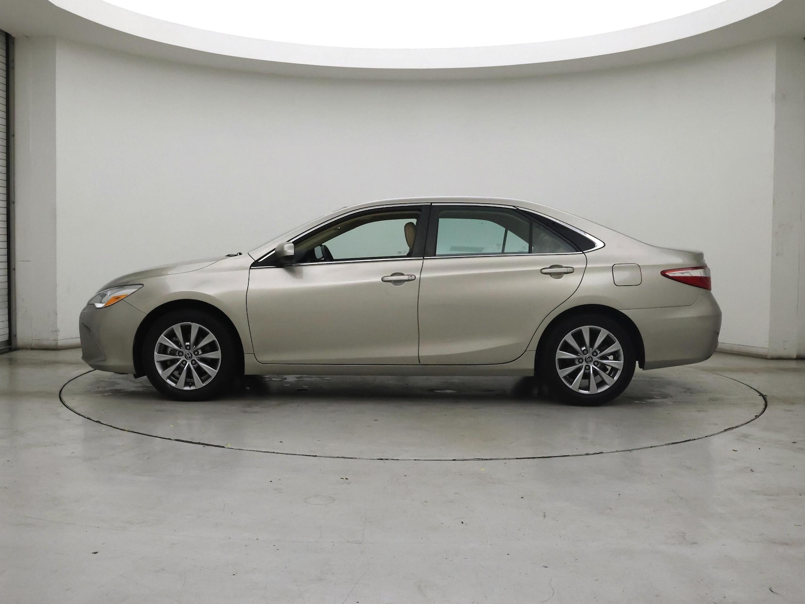 2015 Toyota Camry XLE - Photo 4