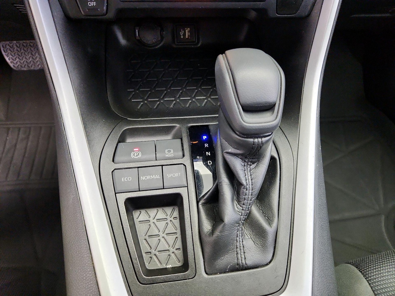 2023 Toyota RAV4 LE - Photo 18