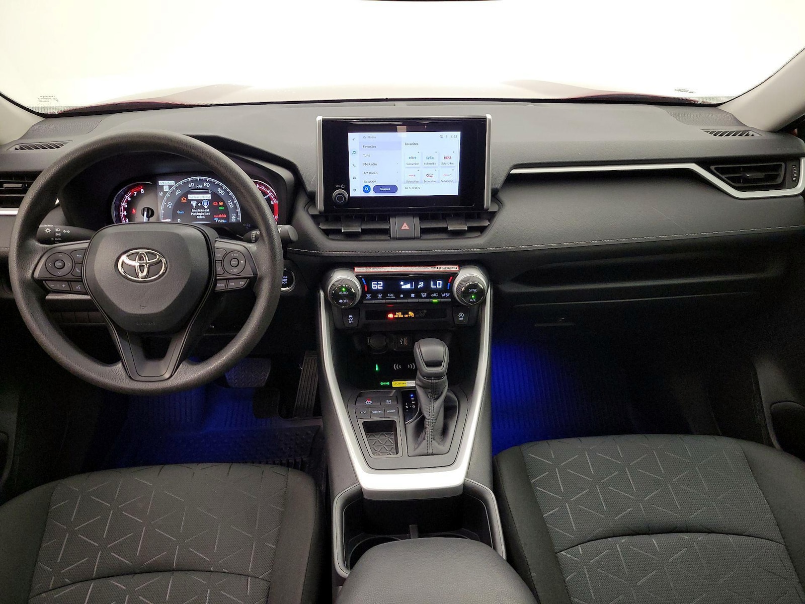 2025 Toyota RAV4 XLE - Photo 10