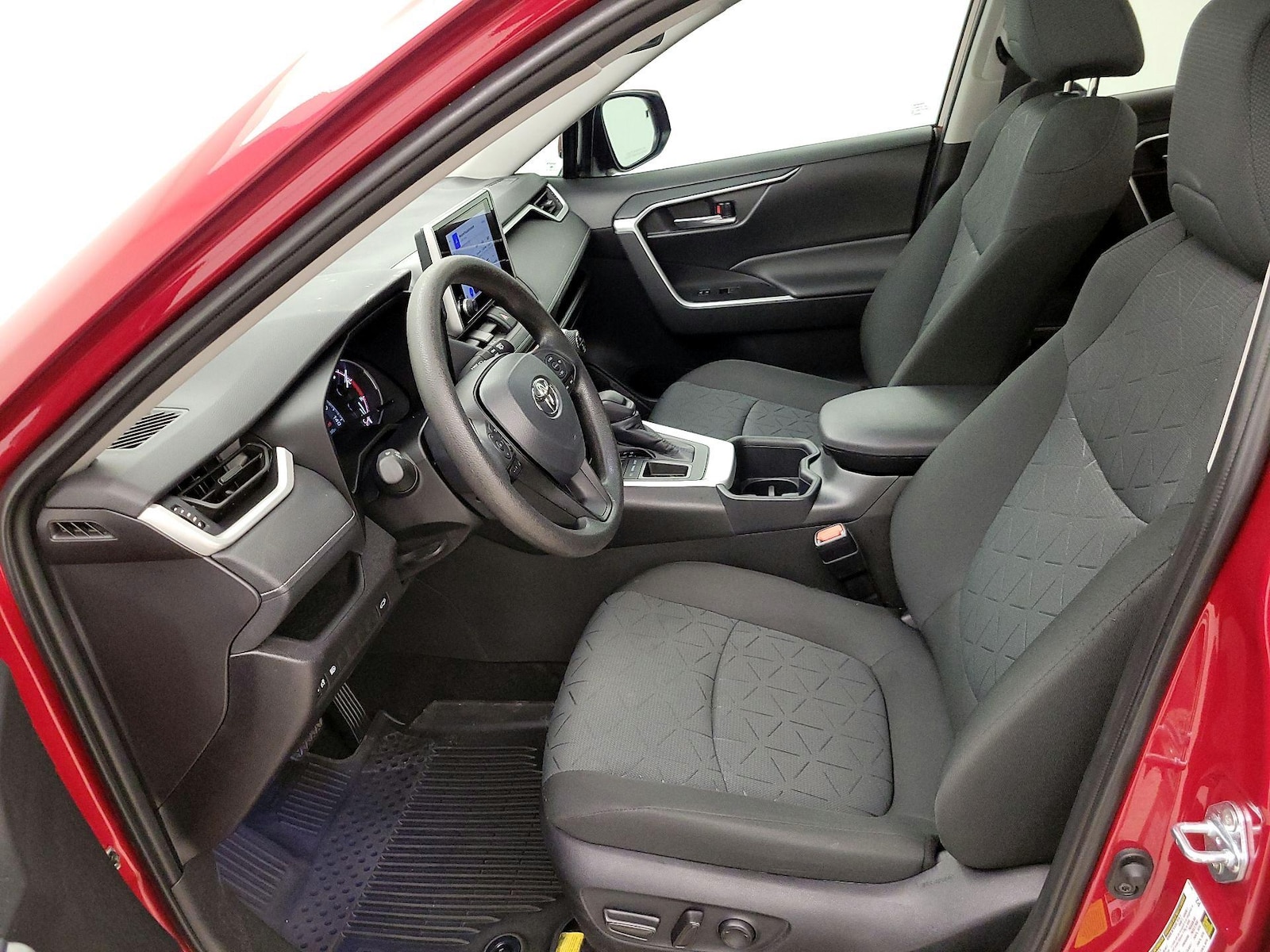 2025 Toyota RAV4 XLE - Photo 12