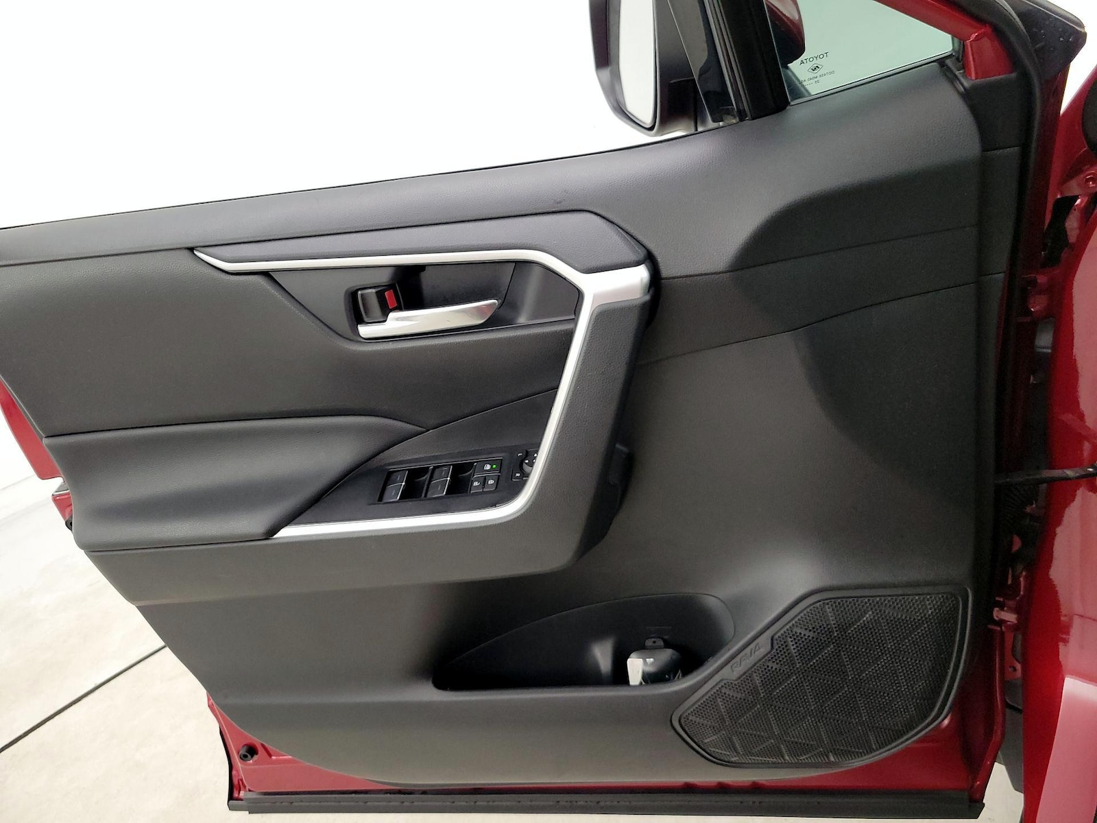 2025 Toyota RAV4 XLE - Photo 13