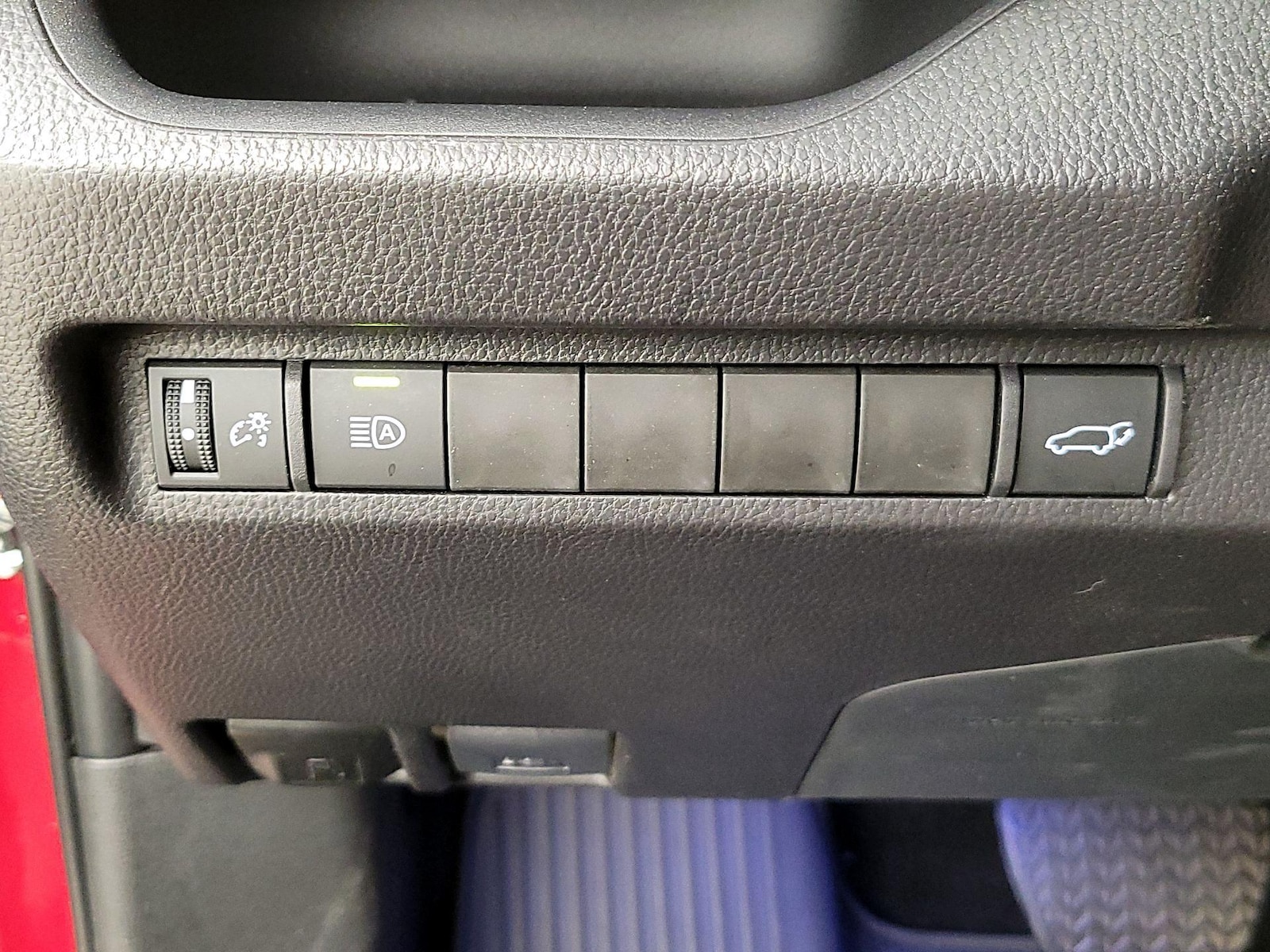 2025 Toyota RAV4 XLE - Photo 14